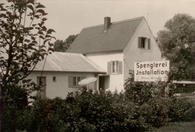 Historisches Foto des Stammhauses mit dem Schild Spenglerei Installation, um 1953
