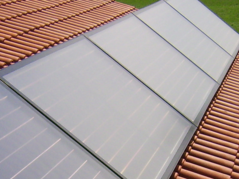 Solarthermie-Kollektoren auf einem Ziegeldach