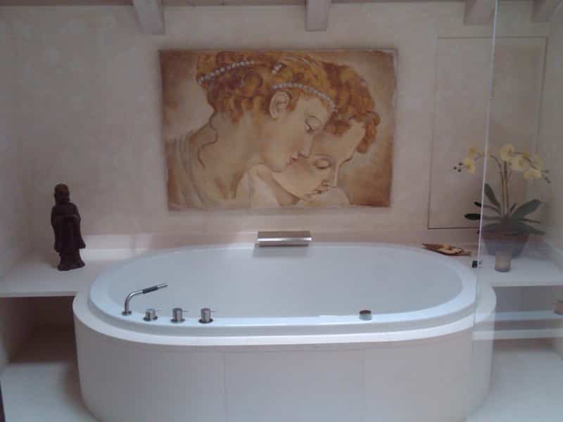 Freistehende Badewanne unter Wandfresko – Sanitärinstallation von Vilgertshofer + Mooseder